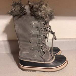 Sorel boots with faux fur trim. Lace-up style. Durable and stylish. Sorel Black
